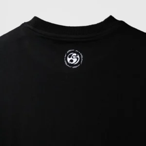 Back neck view of black oversized t-shirt featuring circular Blumun logo print – subtle branded detail for premium streetwear look